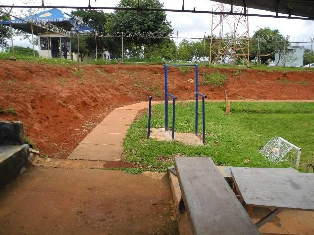 Pista de caminhada e campo de futebol localizados na &aacute;rea comum de acesso geral