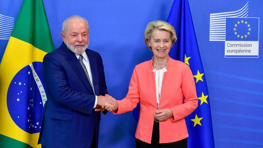 Presidente da Comissão Europeia, Ursula Von der Leyen, cumprimento o presidente Lula