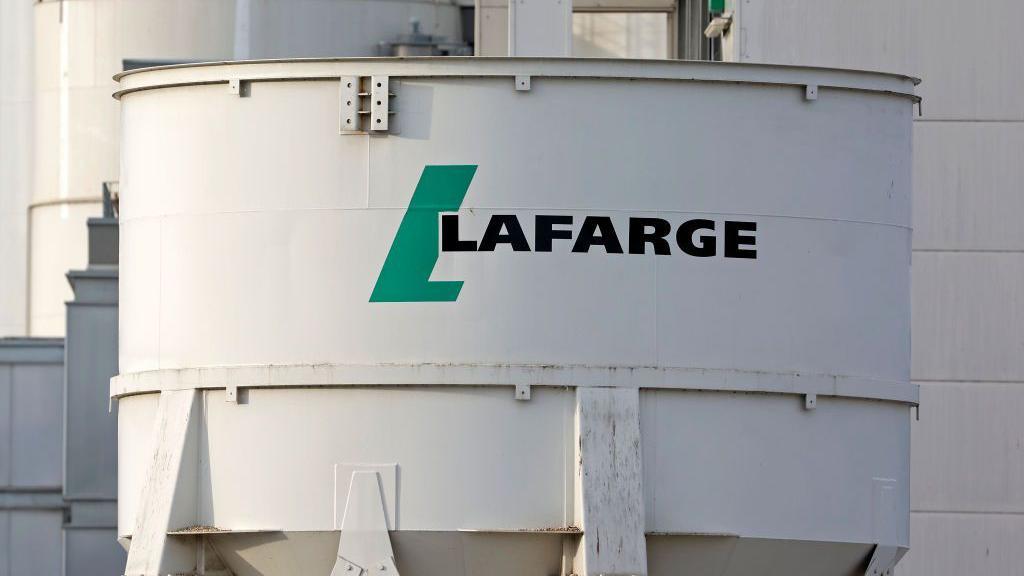 O logotipo da f&aacute;brica de cimento da empresa francesa de materiais de constru&ccedil;&atilde;o Lafarge em Issy-les-Moulineaux, na Fran&ccedil;a, no dia 19 de outubro de 2022