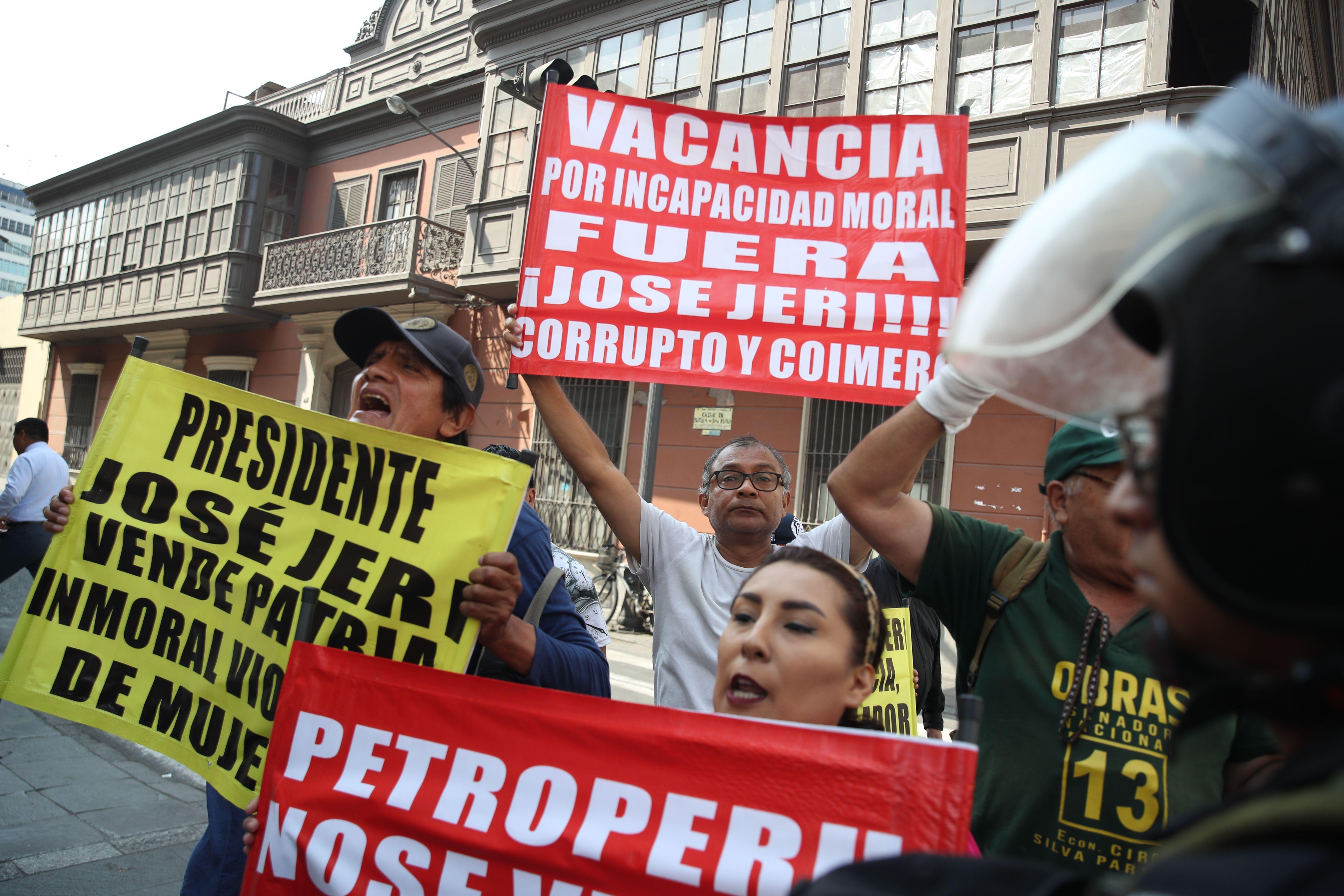 Manifestantes muestran carteles contra José Jerí en el centro de Lima.  