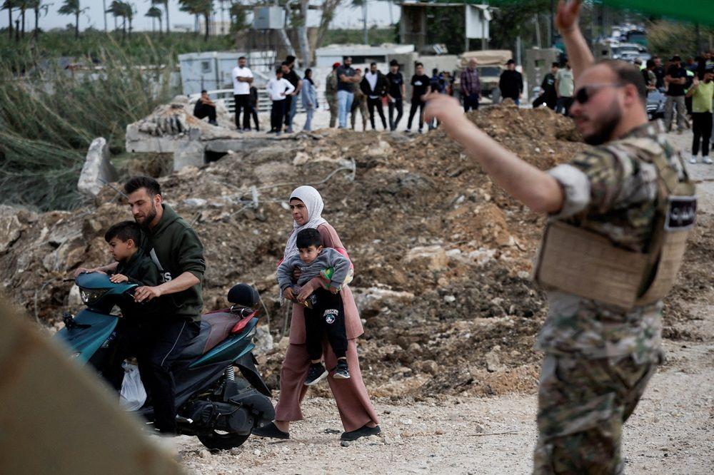 raseljeni libanci, Raseljeni Libanci se pešice vraćaju u domove na jugu zemlje, prolazeći pored razrušenog mosta