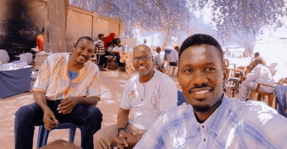 سائق عربة الأجرة فرح، الذي يلقّب بـ"الإمبراطور"(أقصى اليسار)، محمد عثمان في الوسط ثم محمد التهامي مصور صحفي (أقصى اليمين) 