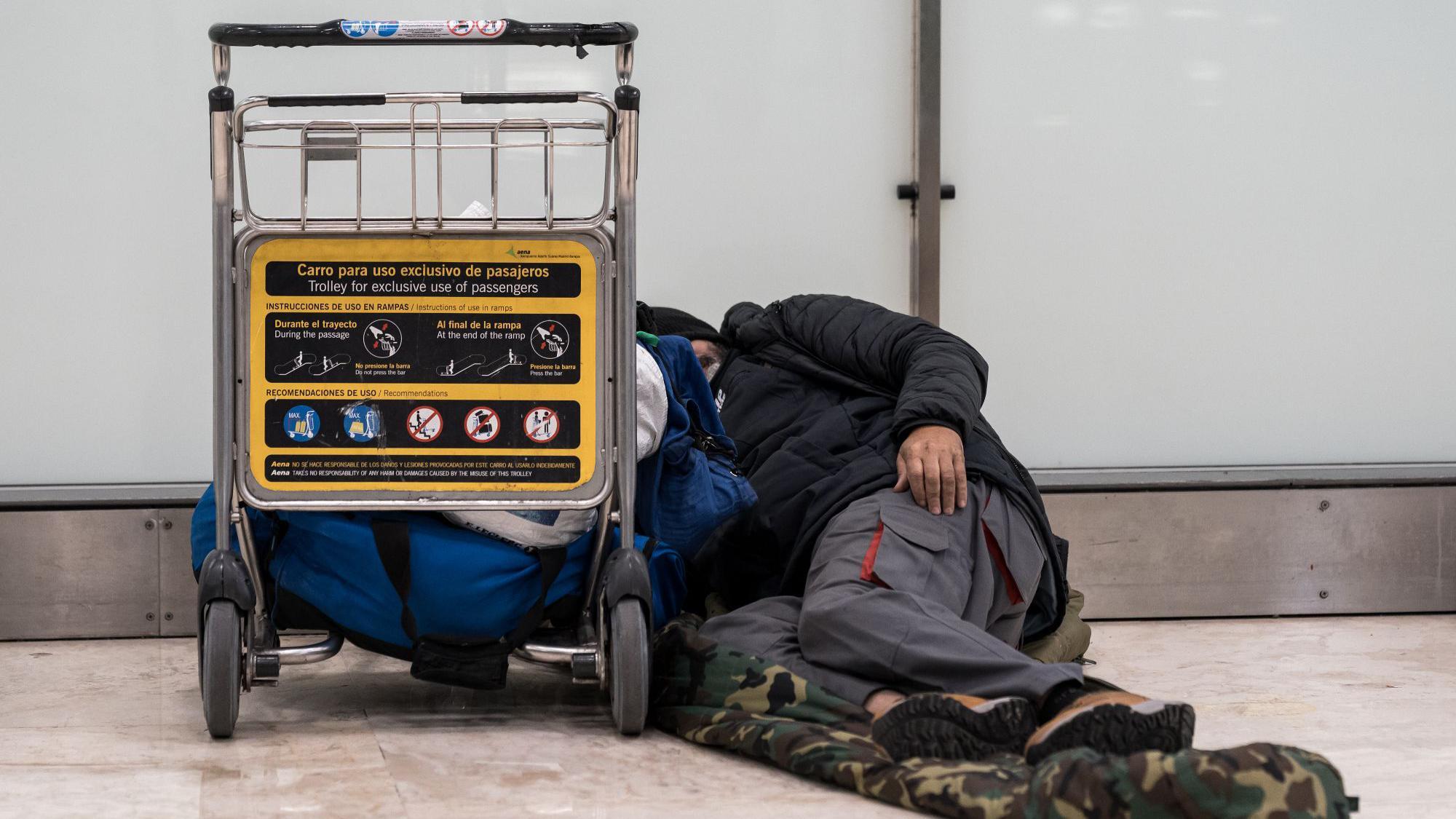 Una persona sin hogar en la Terminal 4 del Aeropuerto Adolfo Suárez Madrid-Barajas, el 21 de mayo de 2025 en Madrid.