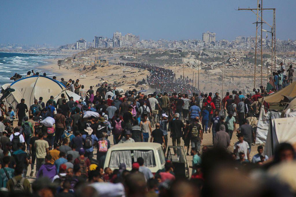 أعداد كبيرة من العائدين الفلسطينيين إلى مناطقهم في غزة، الصورة التقطت نهاراً قرب شاطئ البحر.