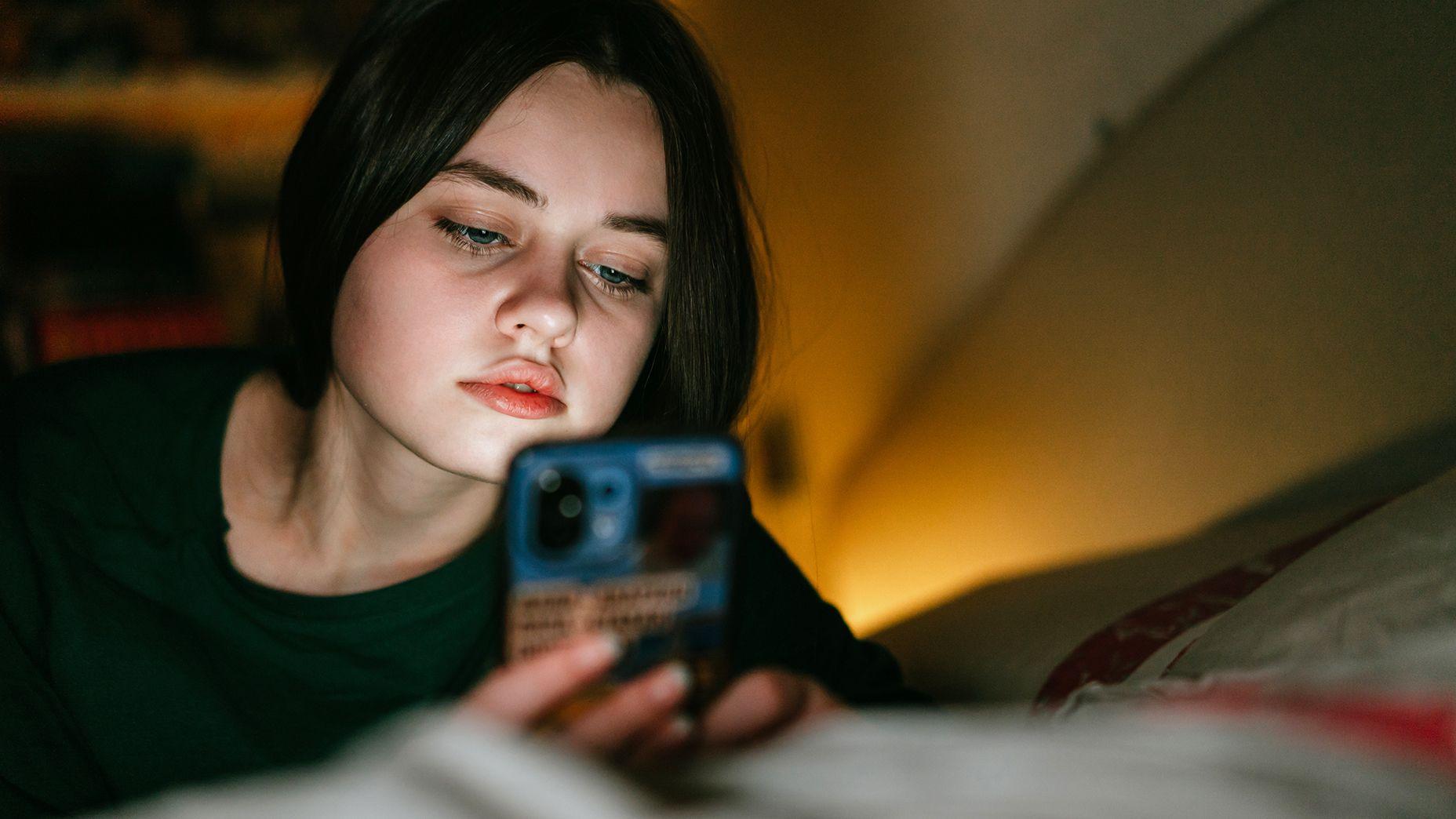 Midnight social media curfew proposed for UK teens aged 16 and 17