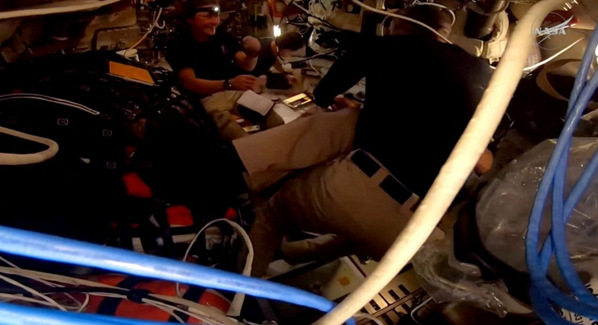 Los astronautas dentro de la cápsula Orión este lunes.