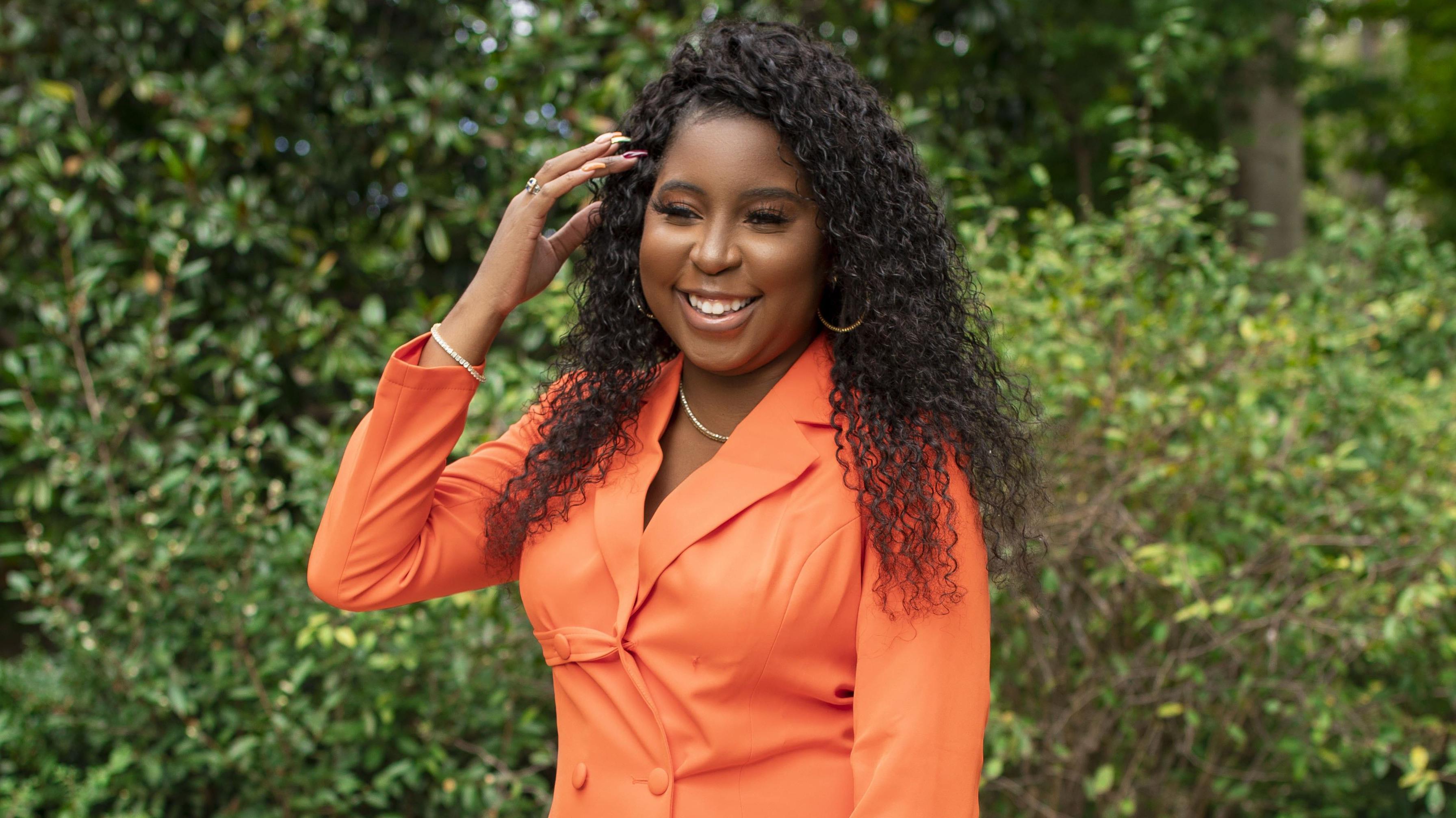 Brittany Harris-Nelson con una chaqueta naranja.