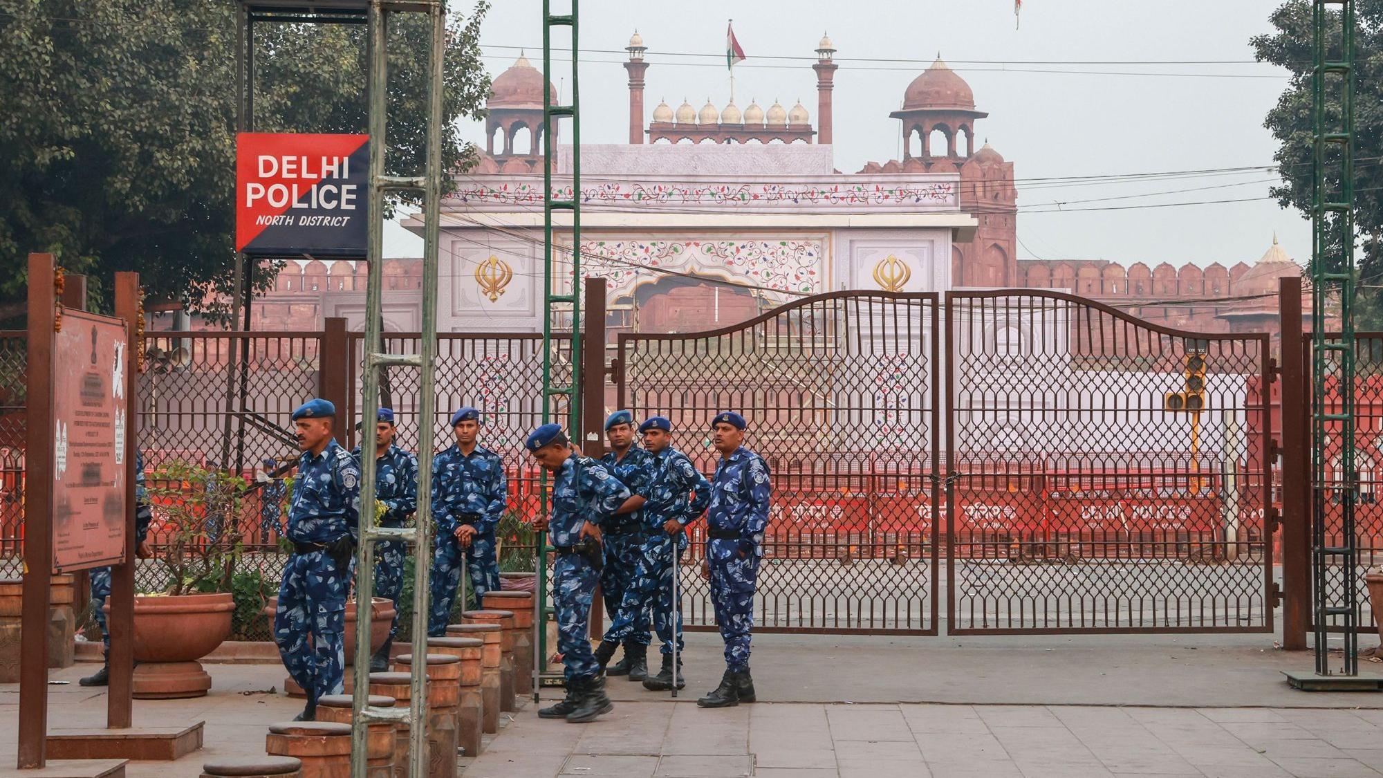 تفتیش کاروں نے بی بی سی کو بتایا ہے کہ پولیس نے انڈیا کے زیرِ انتظام کشمیر سے سات افراد کو گرفتار کیا ہے اور یہ جانچ کی جا رہی ہے کہ آیا ان حالیہ گرفتاریوں کا دھماکے سے کوئی تعلق ہے