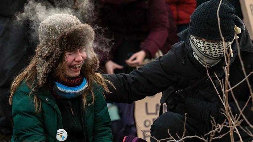 Una joven llora tras conocerse la muerte de Alex Pretti.
