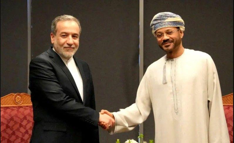 بدر البوسعيدي (يمين) وعباس عراقجي 