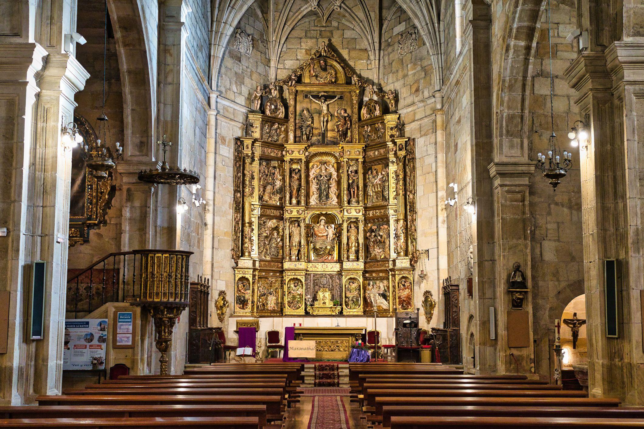 El interior de un tempo católico vacío 