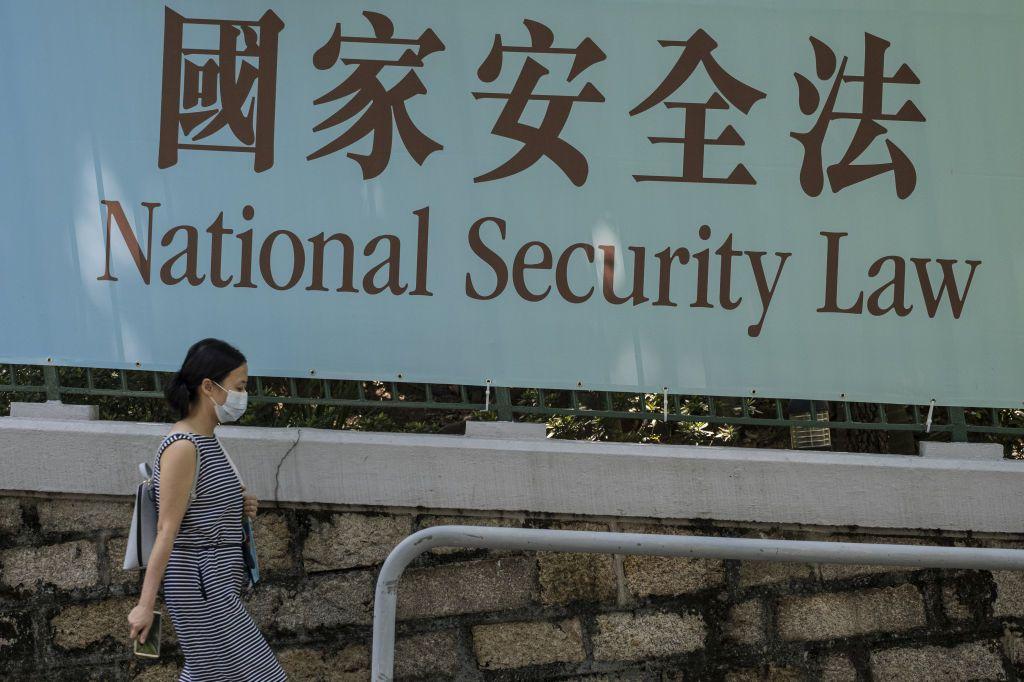 一名女子在印有「國家安全法」的海報下走過。