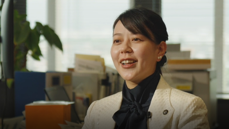 Shoko Kawata con camisa negra y chaqueta color crema en una entrevista con BBC