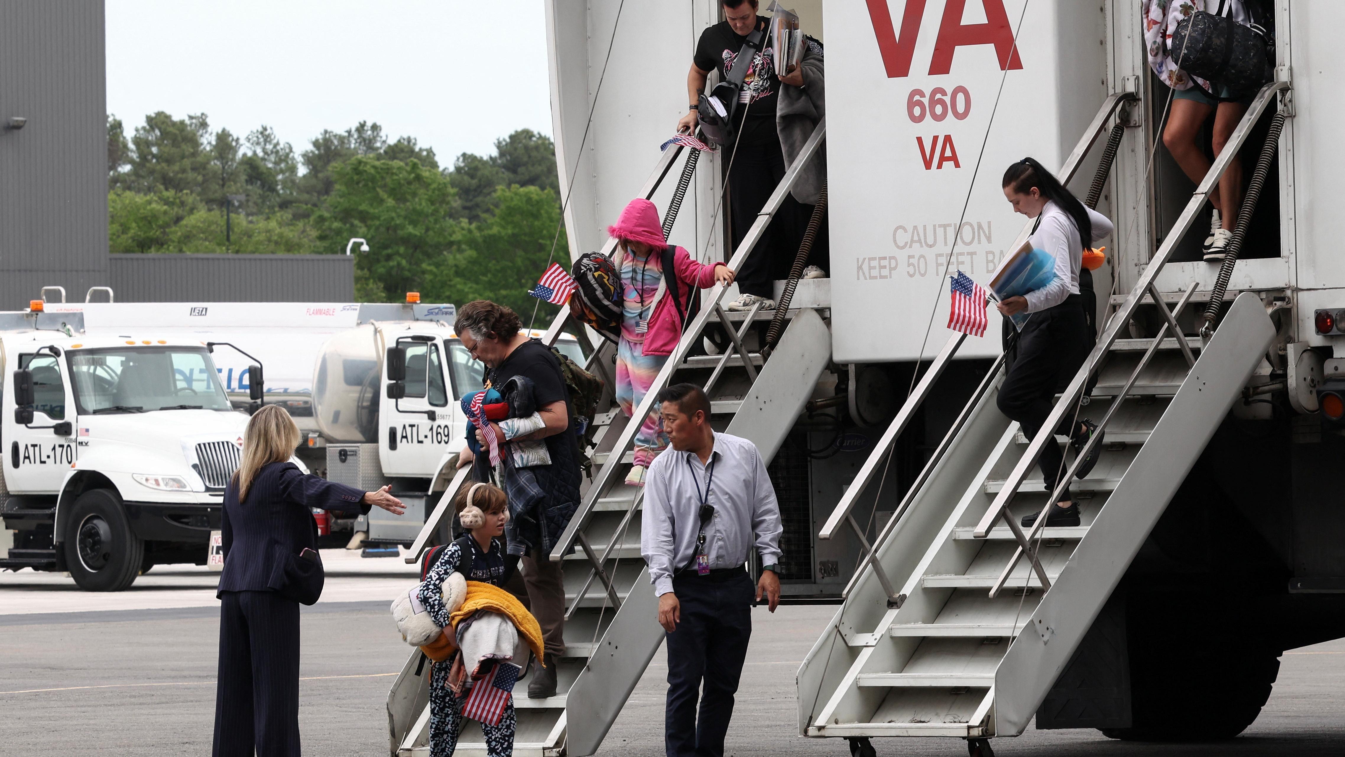 Primeiro grupo de refugiados sul-africanos brancos desembarca no Aeroporto Internacional de Dulles, na Virgínia