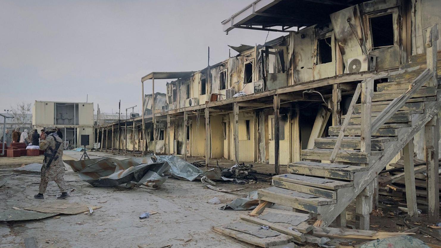 جندي يسير في موقع مدمر