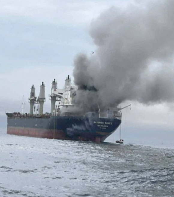 El carguero con bandera tailandesa Mayuree Naree envuelto en humo negro en el estrecho de Ormuz.