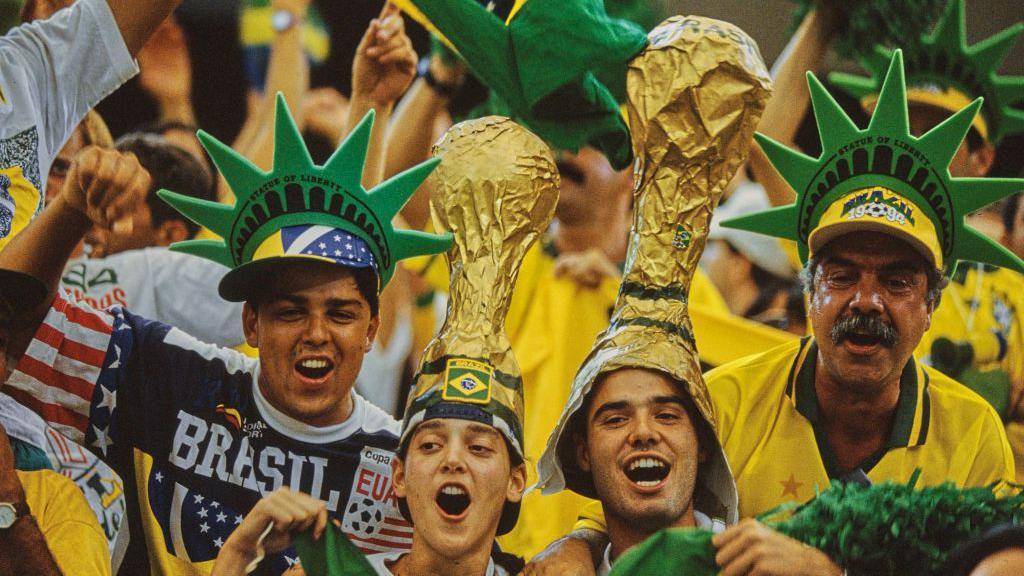 Torcedores brasileiros ornamentados de verde e amarelo, durante a Copa de 1994