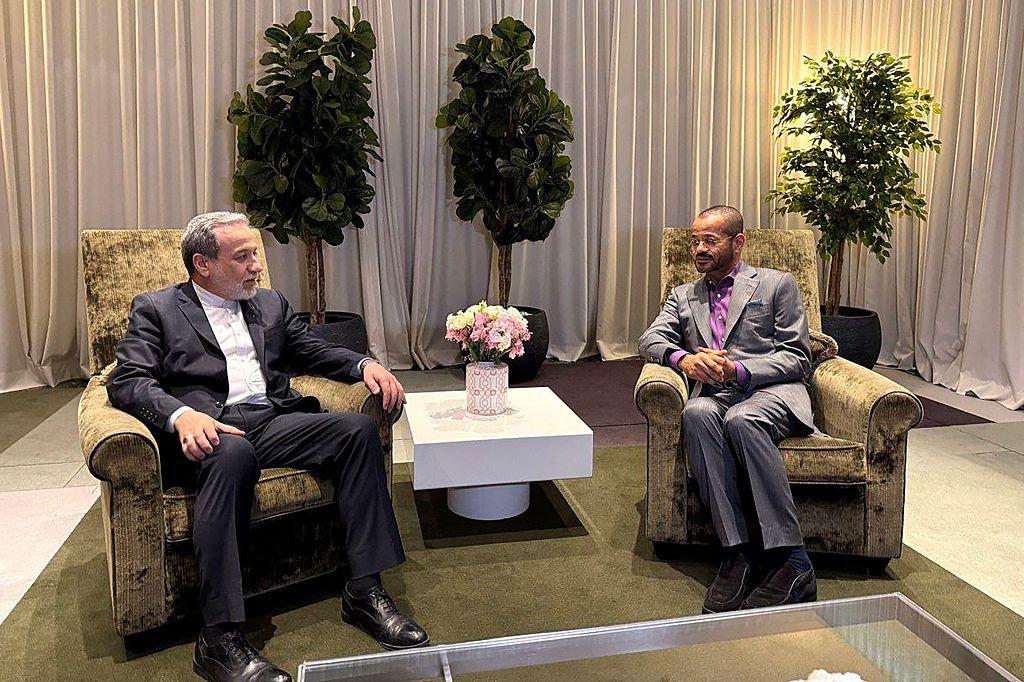 وزير الخارجية العماني بدر البوسعيدي خلال اجتماعهمع وزير الخارجية الإيراني عباس عراقجي (يسار) في جنيف.