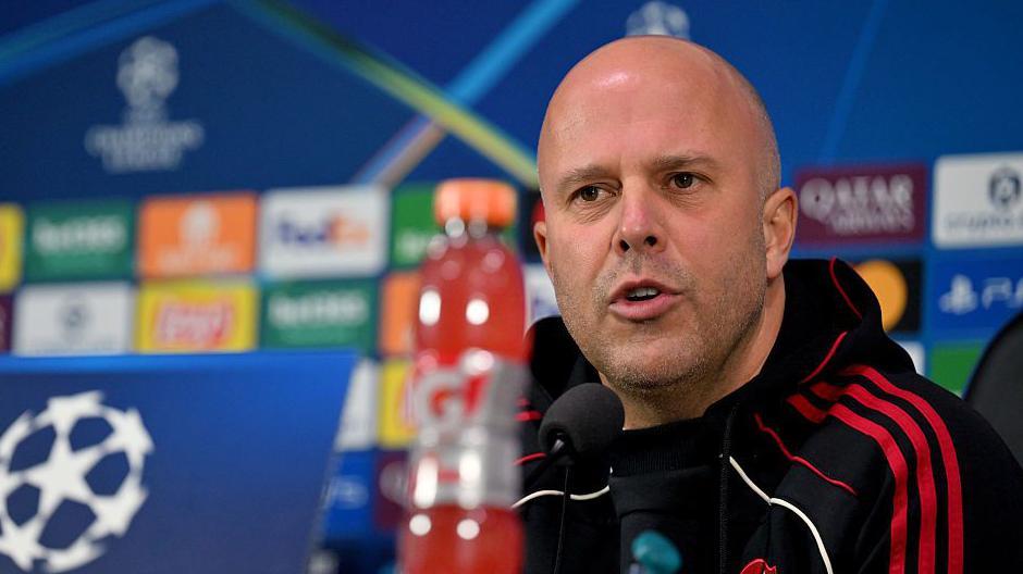 سلوت يقول "أنا لست ضعيفاً" ويشير إلى إمكانية عودة صلاح 