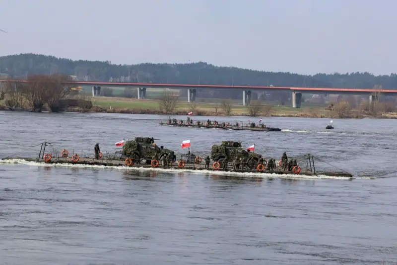 «Методички НАТО больше не работают». Почему украинских военных в Польше не учат воевать дронами? 2 Польская военная техника на деревянном сооружении посреди реки