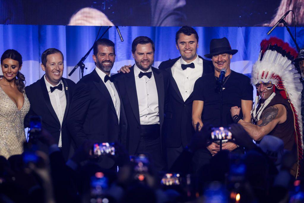 Alina Habba, asesora principal del presidente Donald Trump, Sergio Gor, Donald Trump Jr., el vicepresidente de EE.UU. JD Vance, Charlie Kirk y Kid Rock en el escenario con The Village People durante un evento de Turning Point USA el 19 de enero de 2025 en Washington, DC.