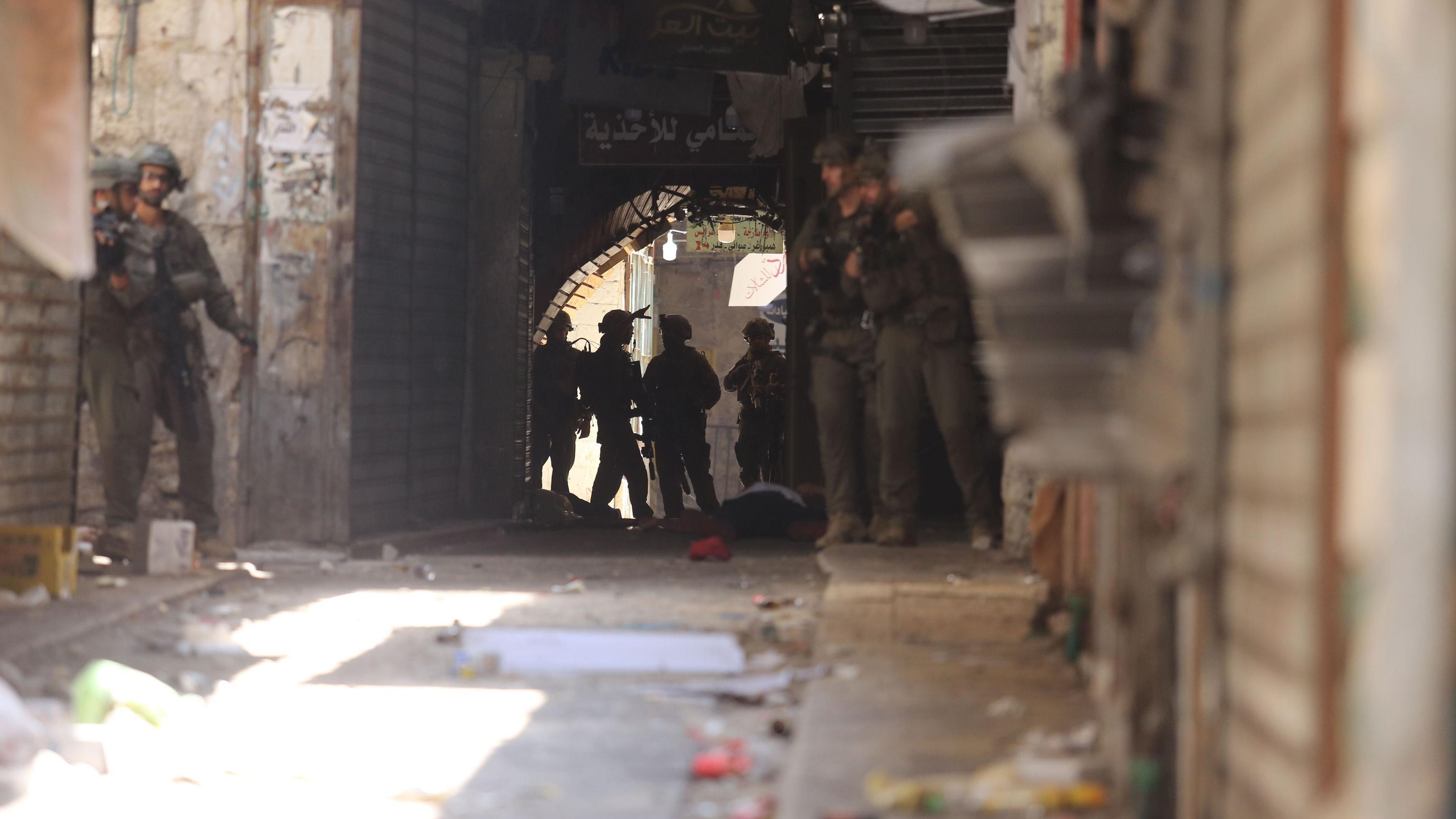 جنود إسرائيليون خلال مداهمة في نابلس في الضفة الغربية المحتلة 