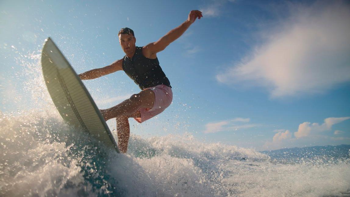 Um homem surfando no mar