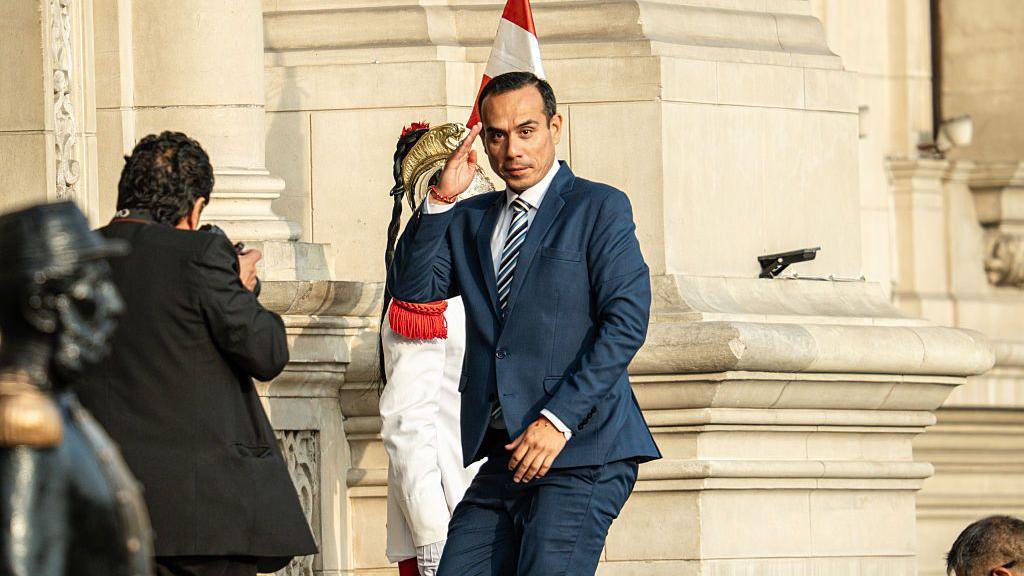 José Jerí saluda llevándose la mano a la cabeza a la entrada del Palacio de Gobierno de Lima. 