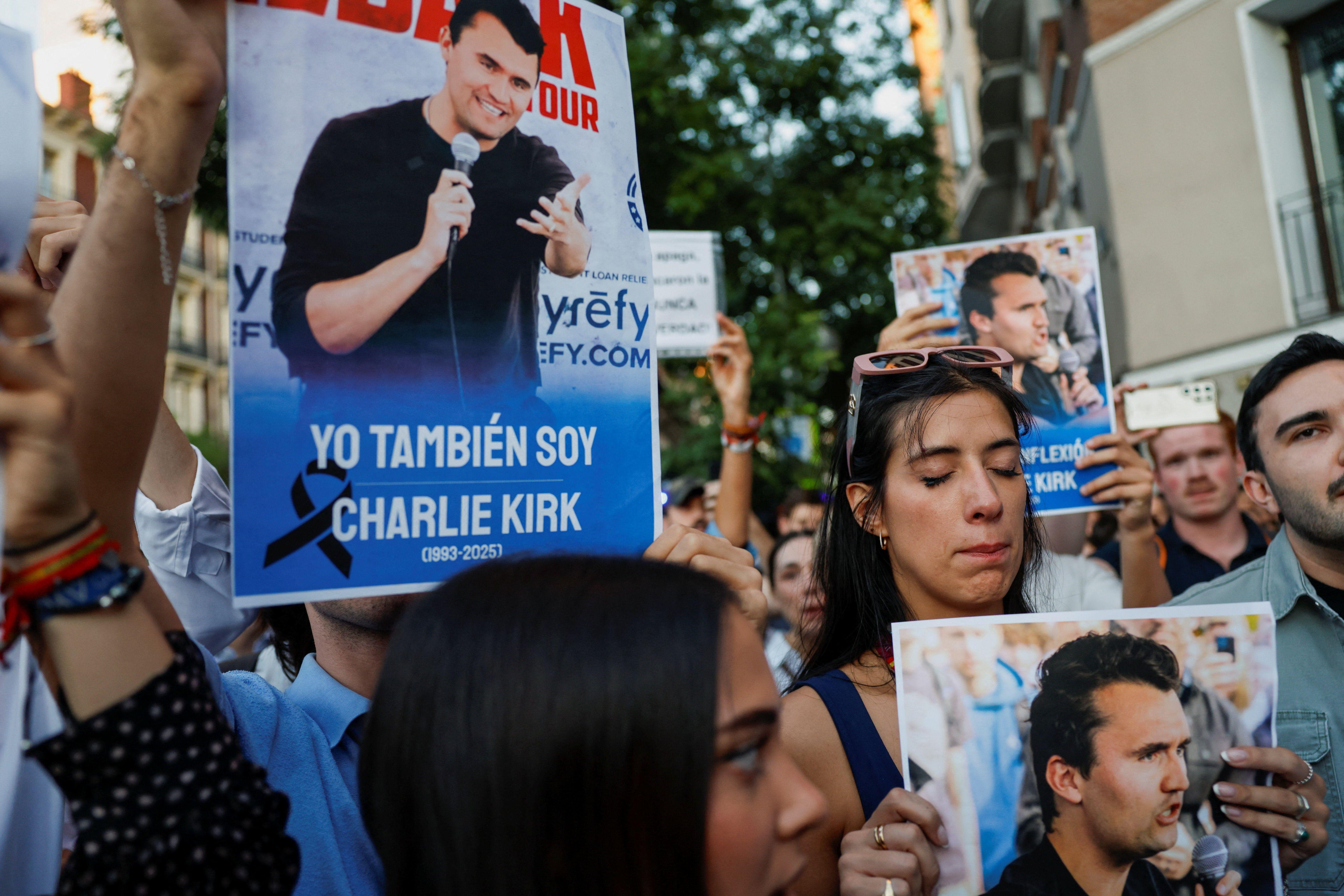 Čarli Kirk, Charlie Kirk, ubijen čarli kirk, odavanje pošte čarliju kirku u madridu, ispred ambasade SAD, uplakane devojke drže transparente sa likom čarlija kirka