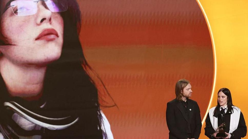 Billie Eilish, junto con su hermano Finneas, ganó la canción del año por tercera vez desde 2020