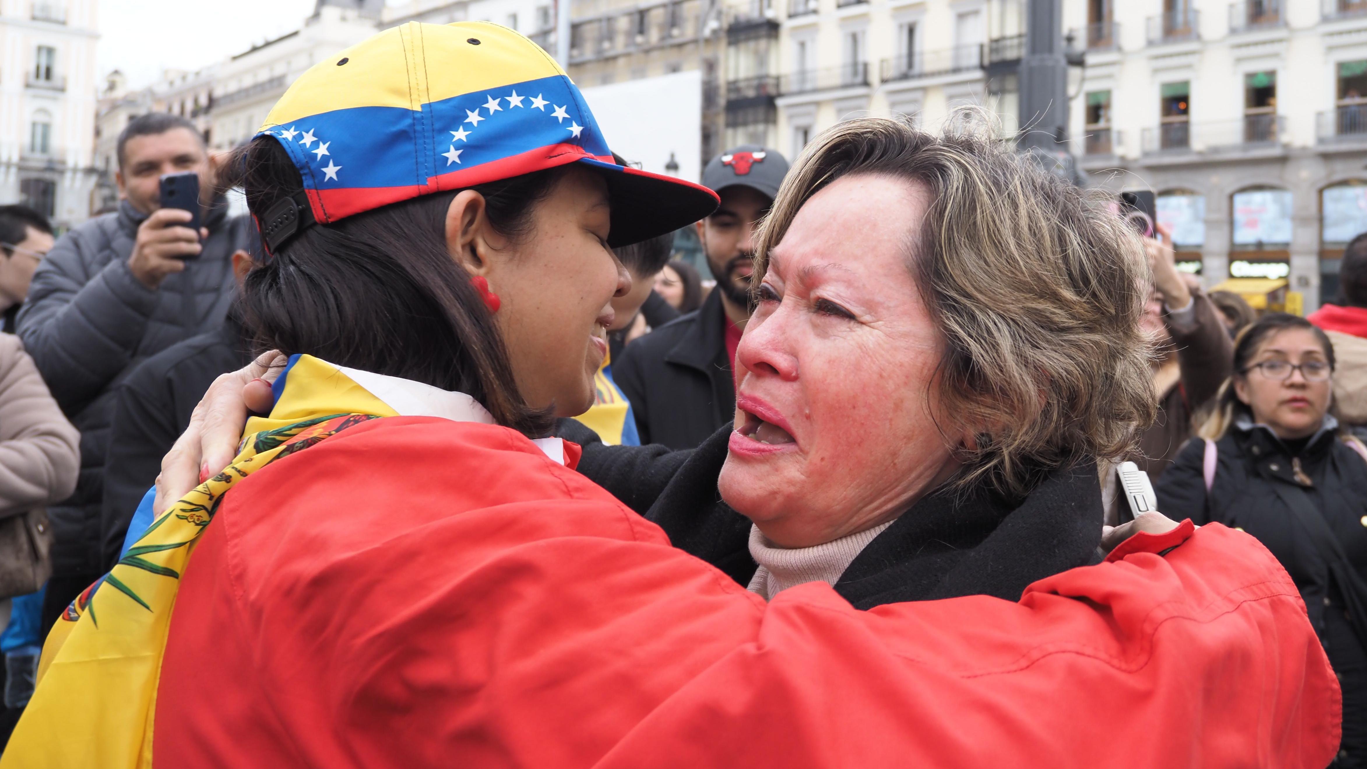 Dos mujeres se abrazan durante una celebración de venezolanos en Madrid tras la reciente captura de Nicolás Maduro.