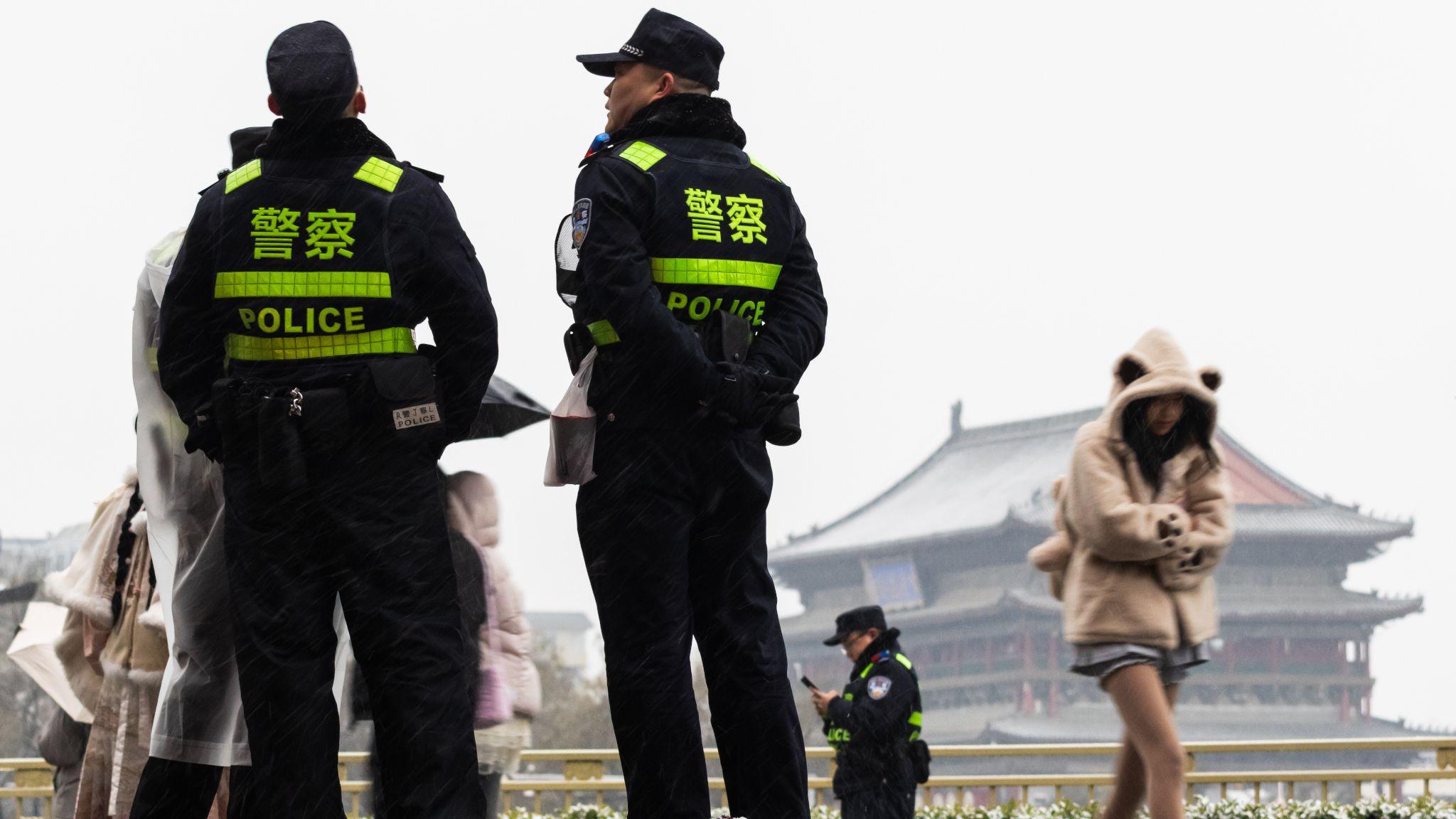 陝西西安鐘樓前兩名警察背對著鏡頭在交談（31/12/2025）