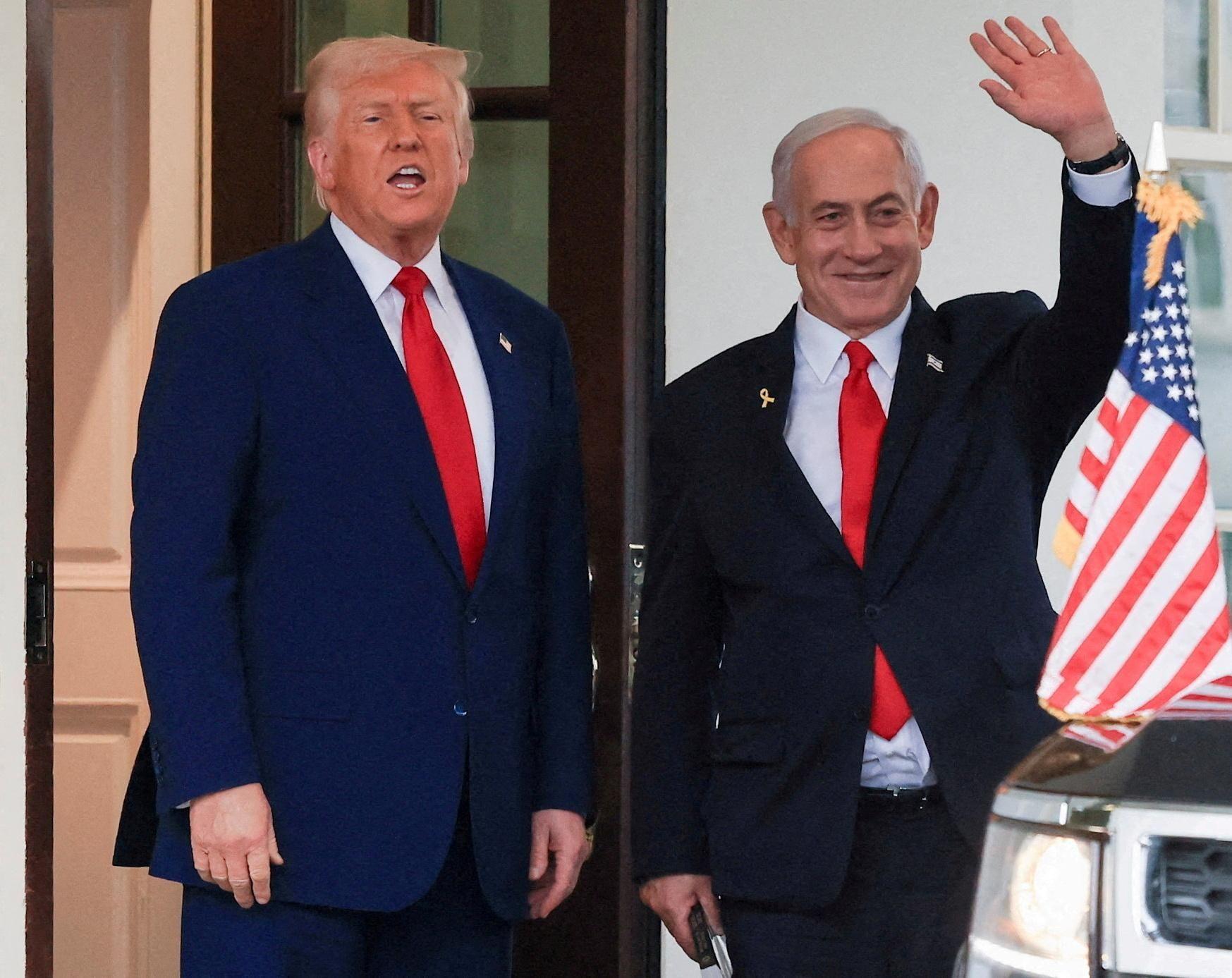 الرئيس الأمريكي دونالد ترامب يتحدث بينما يلوح رئيس الوزراء الإسرائيلي بنيامين نتنياهو بعد اجتماع في البيت الأبيض، في واشنطن، الولايات المتحدة، 7 أبريل نيسان 2025. 