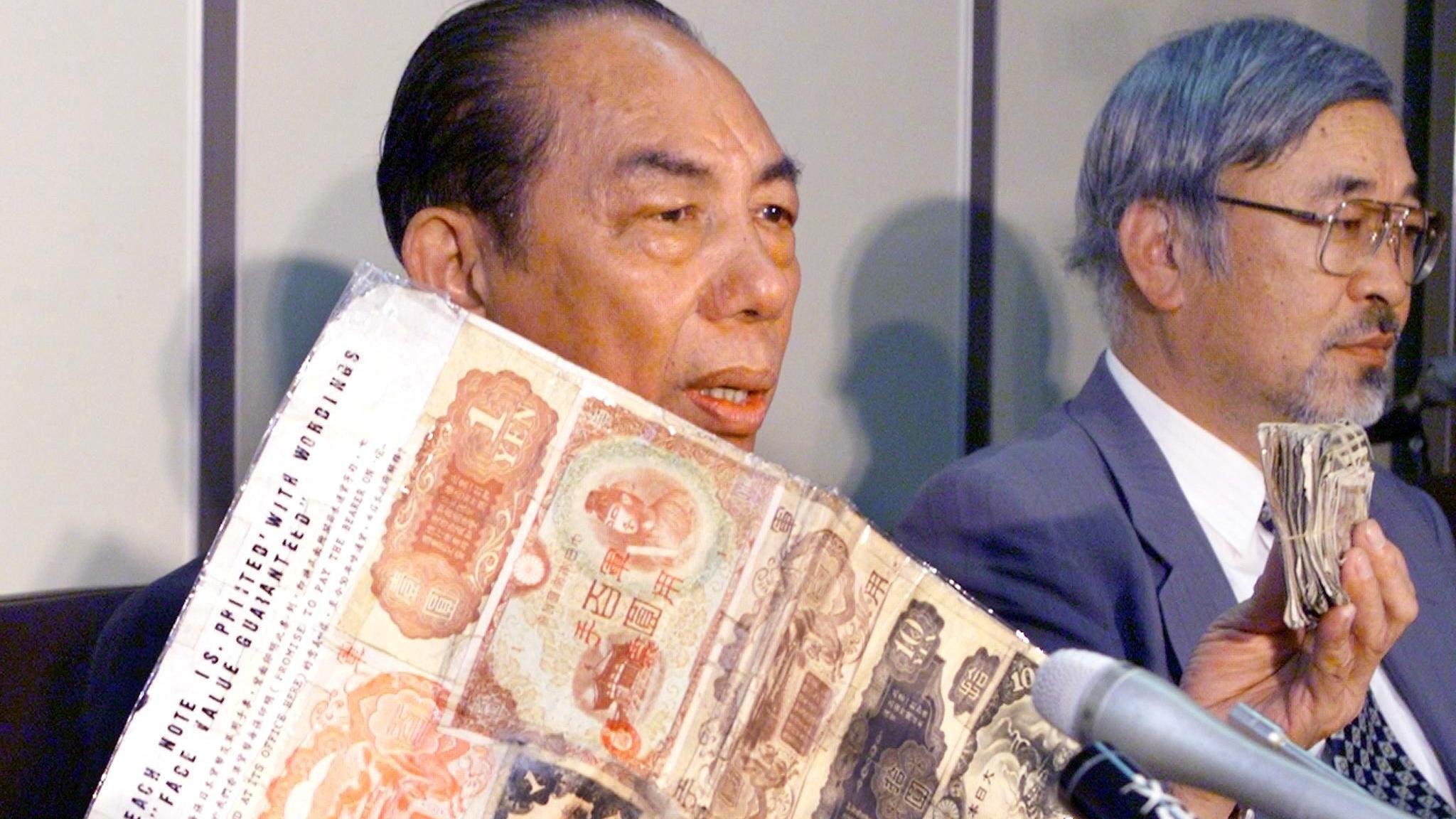 吳溢興（左）在東京地方裁判所向記者發言（17/6/1999）