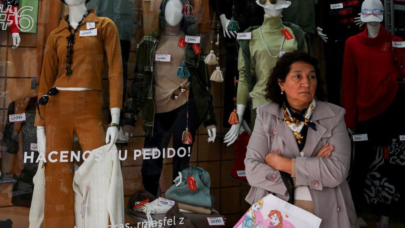 Una mujer en una tienda de ropa en Buenos Aires, el 14 de julio de 2025. 