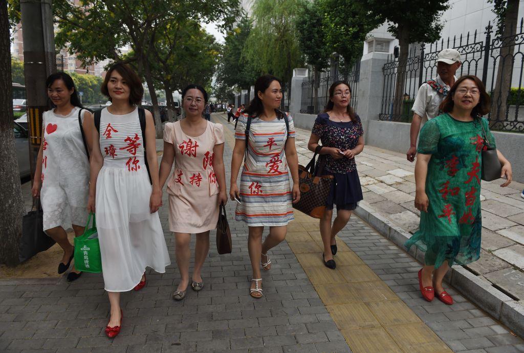 2016年7月4日，被抓捕的維權律師妻子們身穿印有律師名字的衣服，並寫有「等你」、「支持你」、「愛你」的字樣。

