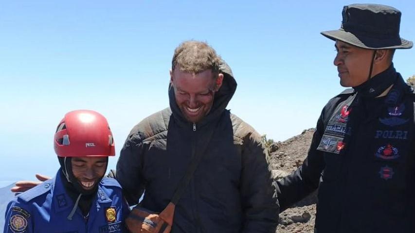 Farrell e equipe de socorristas 