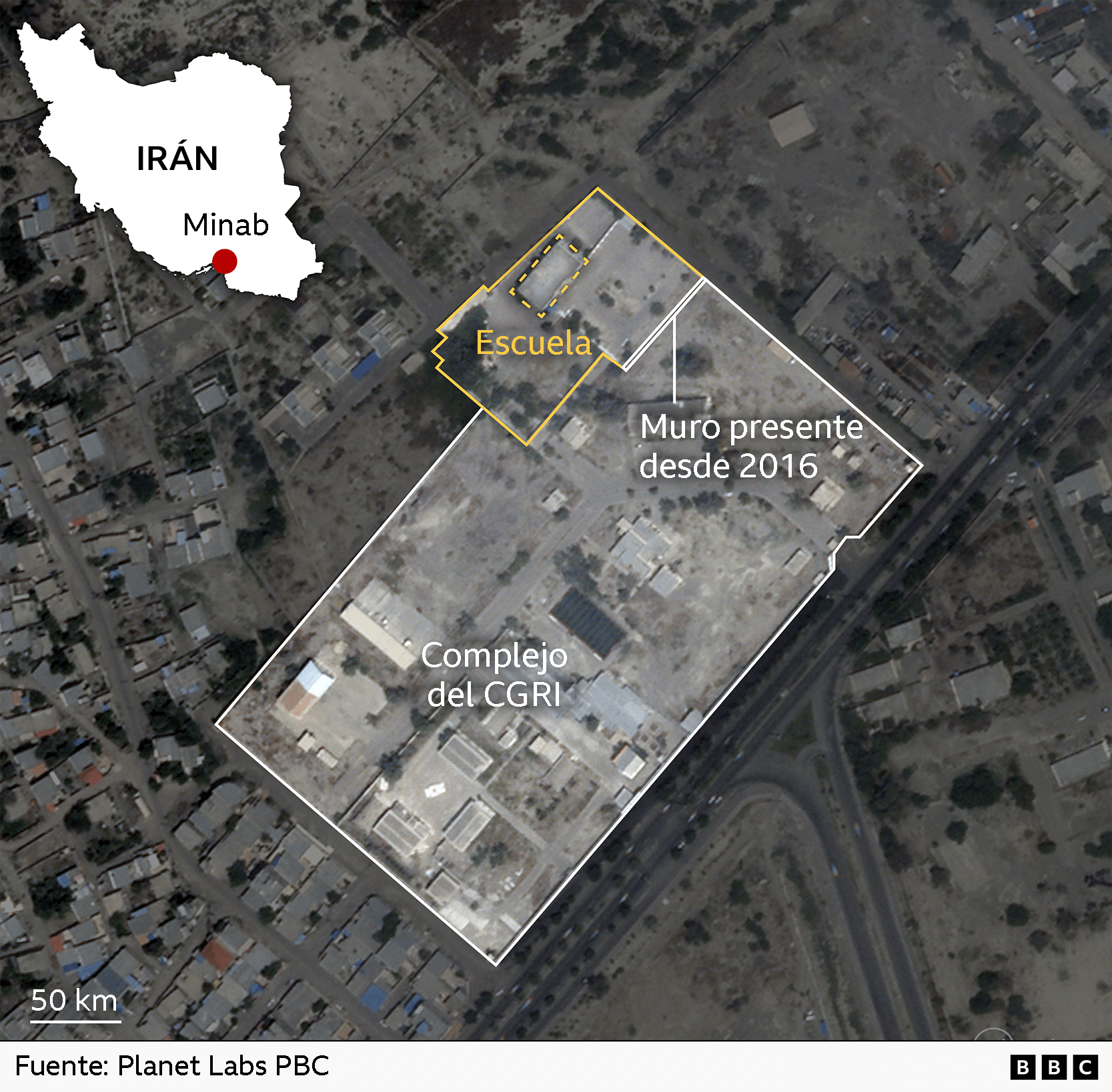 Imagen satelital anotada de un sitio en Minab, al sur de Irán. Un edificio escolar, delineado en amarillo, se encuentra justo al lado de un área más grande, delineada en blanco y etiquetada como "Complejo del CGRI". Una etiqueta indica que un muro que separa ambos sitios existe desde 2016. Un mapa insertado de Irán marca Minab con un punto rojo en la costa sur. La imagen incluye barras de escala, el crédito de Planet Labs PBC y la marca de la BBC.