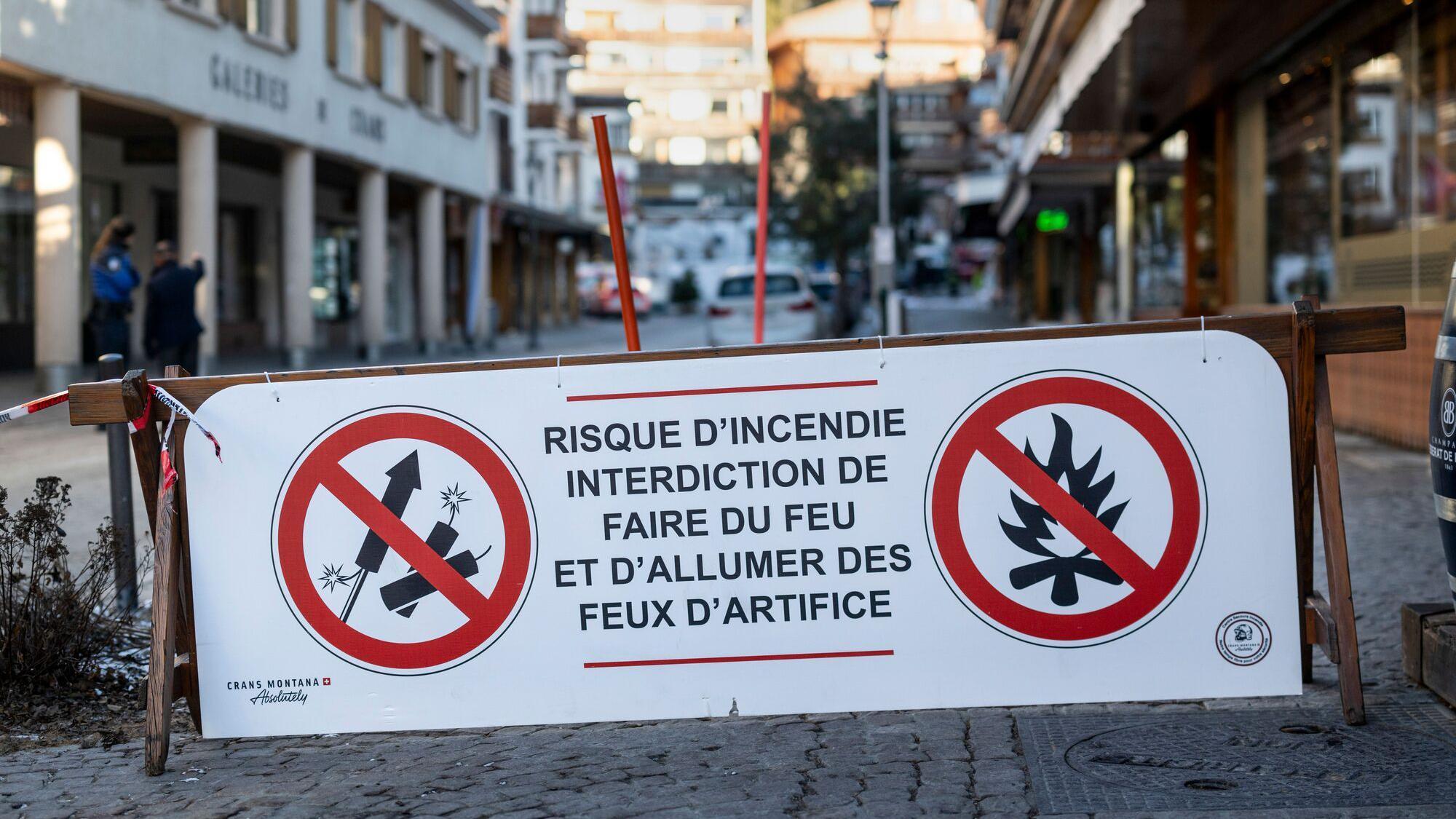 Desetine ljudi stradalo u požaru u ski centru u Švajcarskoj 2 Transparent na kome piše da su zabranjeni vatrometi zbog opasnosti od požara