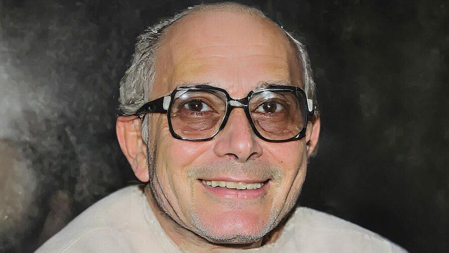 Versión coloreada con IA de una fotografía en blanco y negro que muestra al agente de inteligencia egipcio Refaat Al-Gammal (también conocido por su alias Raafat al-Haggan) en Egipto a principios de la década de 1970.