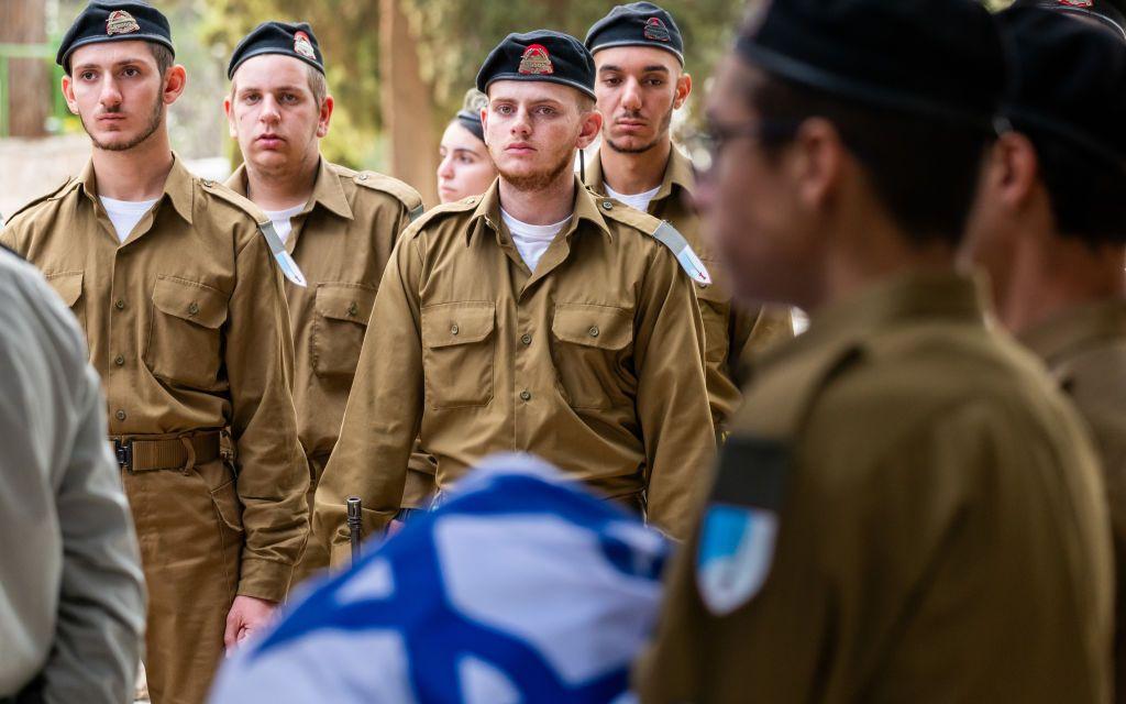 Soldados reservistas israelíes en un funeral.