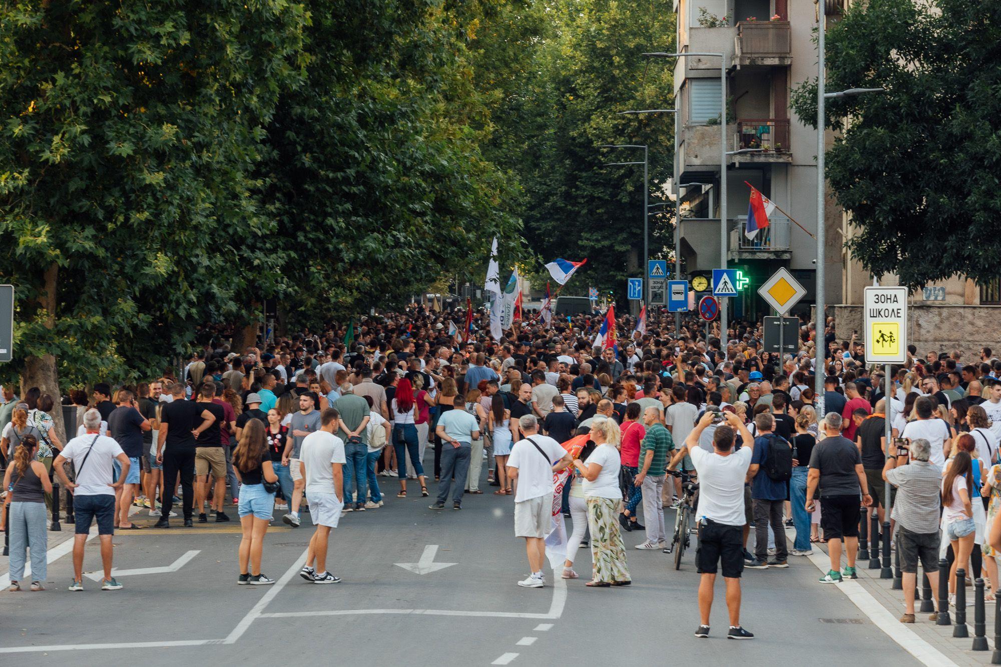Skup ispred Valjevske gimnazije na poziv gimnazijalaca počeo je oko 19 sati