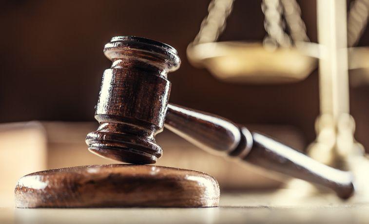 جدل في الكويت بعد إغلاق صحيفة وقناة "الصباح" بسبب إسقاط جنسية مالكها 13 مطرقة القاضي خشبية وفي الخلفية ميزان ذهبي