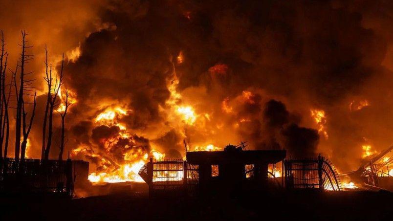 نيران تلتهم منشأة 