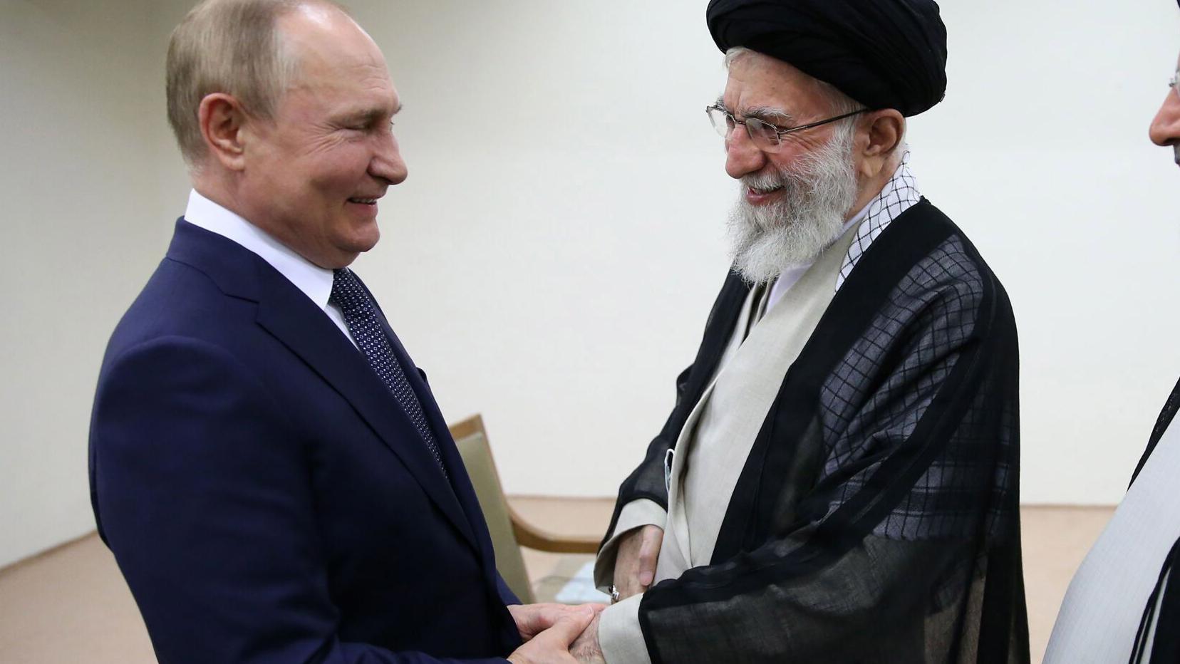 المرشد الأعلى الإيراني آية الله علي خامنئي يصافح الرئيس الروسي فلاديمير بوتين خلال اجتماع في طهران، إيران، في 19 يوليو 2022