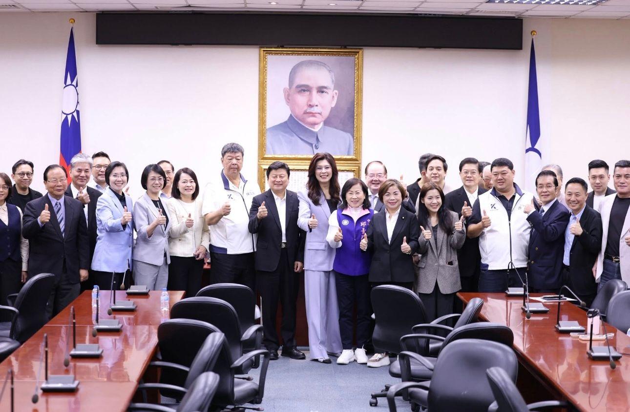 國民黨主席鄭麗文（中）在中央黨部舉行「2026和平之旅」啟程中外記者會。