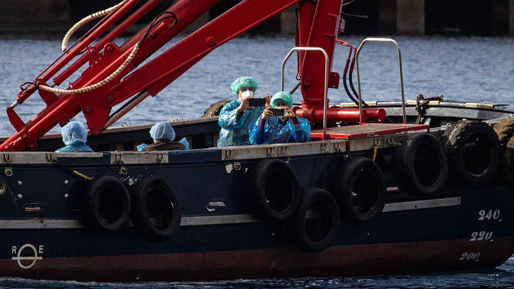 Cruise passengers being evacuated by boat in the waters of the port of Granadilla. 