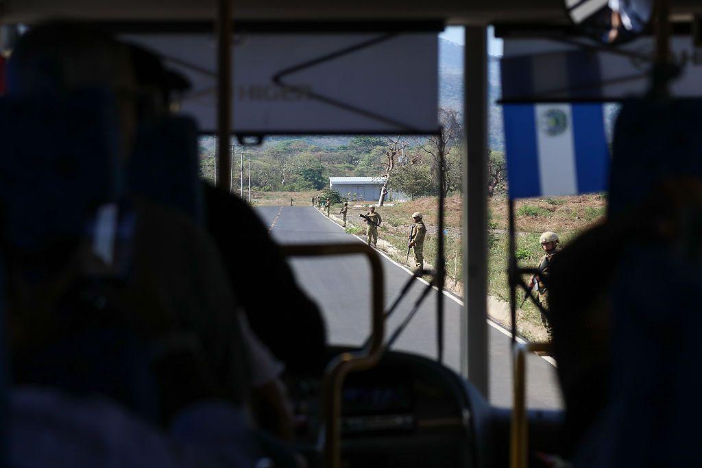 Visão externa de penitenciária em El Salvador, com guardas fortemente armados