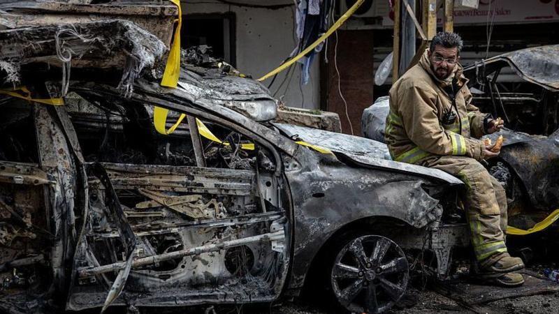 Carros destru&iacute;dos em bombardeio em Beirute