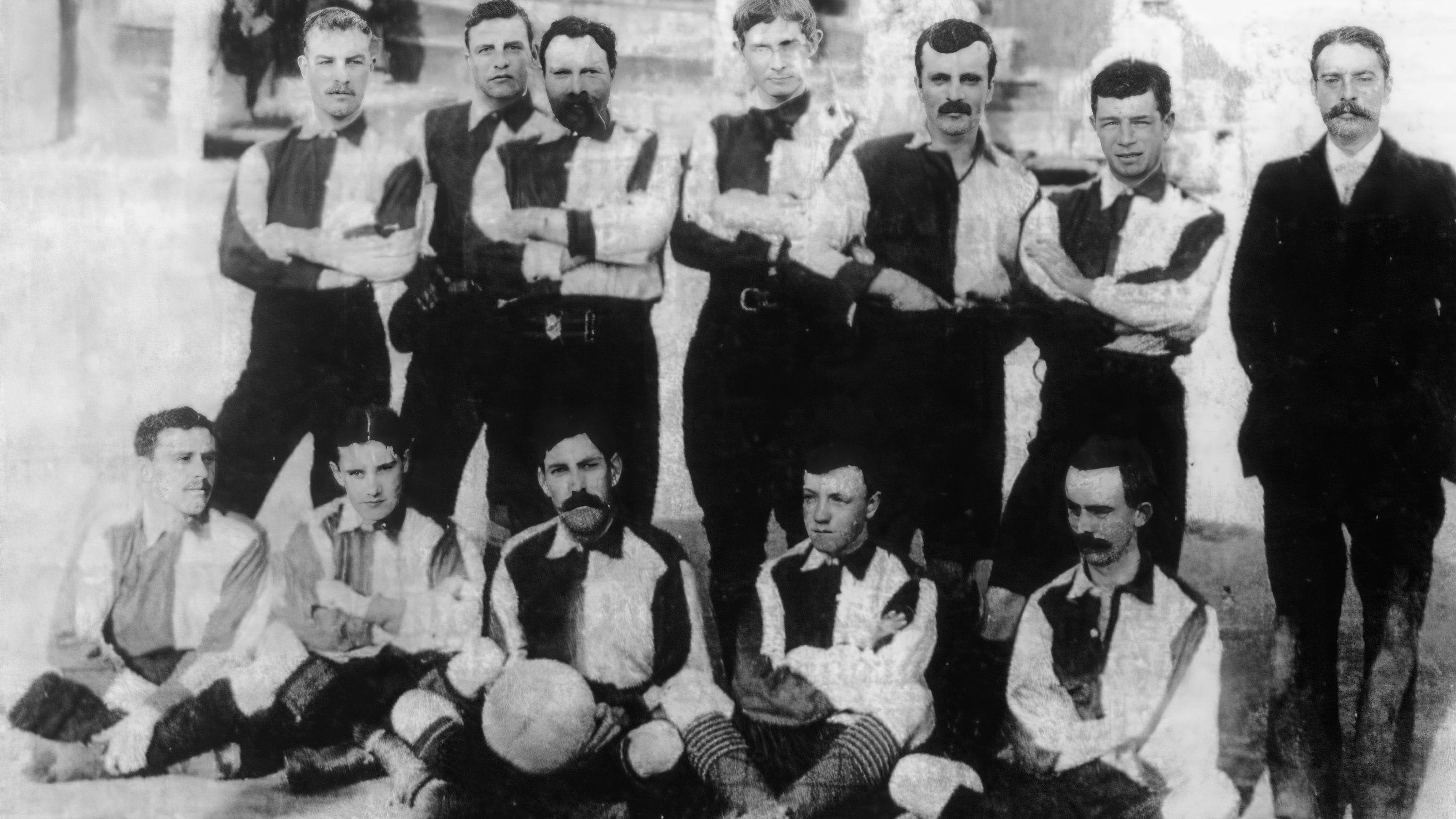 Una imagen en blanco y negro en la que aparece el equipo de Pachuca de la temporada 1903-04, entre los que se encuentra William Bray